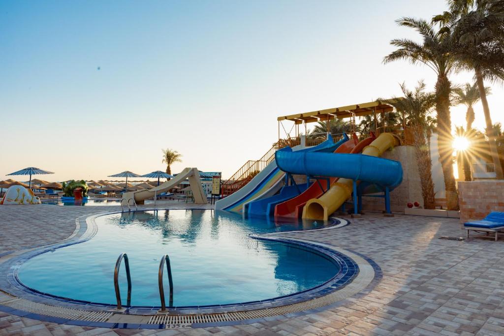 EMPIRE BEACH RESORT